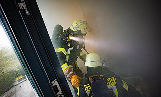 Unter der Leitung von Holger Reker fand eine Großübung am Sennestadthaus statt. - Mike-Dennis Müller / www.mdm.photo Unter der Leitung von Holger Reker fand eine Großübung am Sennestadthaus statt. - Mike-Dennis Müller / www.mdm.photo