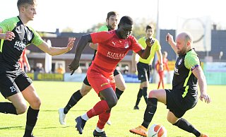 Theesens Yatma Wade (rotes Trikot) ist auf dem Weg zu einem seiner insgesamt 29 Tore, die er für den VfL geschossen hat. - Peter Unger Theesens Yatma Wade (rotes Trikot) ist auf dem Weg zu einem seiner insgesamt 29 Tore, die er für den VfL geschossen hat. - Peter Unger