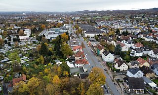Die Detmolder Straße hat in Sieker in Fahrtrichtung Stieghorst einen Mittelstreifen. Hier könnte die Stadtbahn in einem sogenannten besonderen Gleiskörper fahren. In Hillegossen selbst müsste sich der Autoverkehr in fast allen vorgeschlagenen Varianten die Detmolder Straße mit dem Bahnverkehr teilen. - Eike J. Horstmann Die Detmolder Straße hat in Sieker in Fahrtrichtung Stieghorst einen Mittelstreifen. Hier könnte die Stadtbahn in einem sogenannten besonderen Gleiskörper fahren. In Hillegossen selbst müsste sich der Autoverkehr in fast allen vorgeschlagenen Varianten die Detmolder Straße mit dem Bahnverkehr teilen. - Eike J. Horstmann