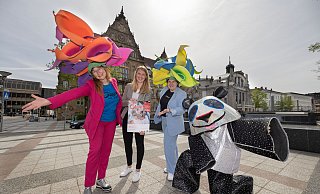 Sabine Stoffels (l.) und Frieda Wieczorek vom Shademakers Carnival Club haben Hauptsponsor Rabea Giersch von der Sparkasse Bielefeld in ihre Mitte genommen. - Oliver Krato Sabine Stoffels (l.) und Frieda Wieczorek vom Shademakers Carnival Club haben Hauptsponsor Rabea Giersch von der Sparkasse Bielefeld in ihre Mitte genommen. - Oliver Krato
