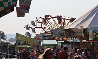 Der 453. Blasheimer Markt startete bei bestem Wetter. Noch bis Sonntag lockt die Kirmes mit Köstlichkeiten und vielen bunten Fahrgeschäften. - Marco Hilla Der 453. Blasheimer Markt startete bei bestem Wetter. Noch bis Sonntag lockt die Kirmes mit Köstlichkeiten und vielen bunten Fahrgeschäften. - Marco Hilla