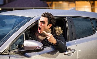 Laut pöbelnd und beleidigend ging der Mann auf den Autofahrer vor ihm los. Schließlich schlug er sogar zu. - Symbolfoto: picture alliance / Zoonar Laut pöbelnd und beleidigend ging der Mann auf den Autofahrer vor ihm los. Schließlich schlug er sogar zu. - Symbolfoto: picture alliance / Zoonar