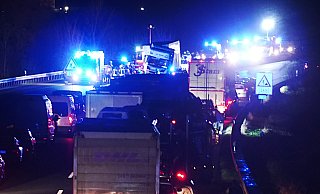 Ein Lkw-Fahrer ist nach einem Reifenplatzer in die Mittelleitplanke an der A30 geraten. - Gerald Dunkel Ein Lkw-Fahrer ist nach einem Reifenplatzer in die Mittelleitplanke an der A30 geraten. - Gerald Dunkel