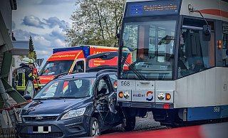 An der Deciusstraße kollidierte ein Auto mit einer Stadtbahn der Linie 1. - Paul Brinkmann An der Deciusstraße kollidierte ein Auto mit einer Stadtbahn der Linie 1. - Paul Brinkmann