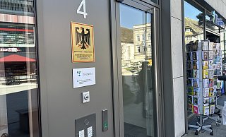 Noch hängt der Bundesadler: Das Thünen-Institut ist allerdings nicht mehr in Höxter angesiedelt, die Wissenschaftlerinnen und Wissenschaftler arbeiten nun in Braunschweig. - Ralf T. Mischer Noch hängt der Bundesadler: Das Thünen-Institut ist allerdings nicht mehr in Höxter angesiedelt, die Wissenschaftlerinnen und Wissenschaftler arbeiten nun in Braunschweig. - Ralf T. Mischer