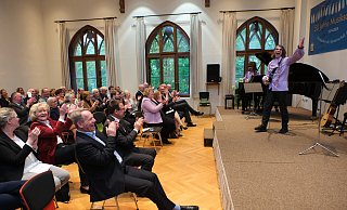 Die Lehrer-Kombo rockt den Festakt im Rüschenhemd: Björn Gbur (E-Gitarre), Toshie Seo (Flügel), André Malik (Bass) und Richard Meier (Schlagzeug). - Ulf Hanke Die Lehrer-Kombo rockt den Festakt im Rüschenhemd: Björn Gbur (E-Gitarre), Toshie Seo (Flügel), André Malik (Bass) und Richard Meier (Schlagzeug). - Ulf Hanke