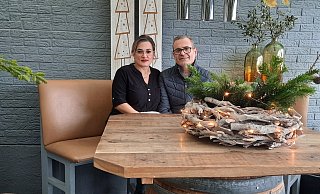 Auch draußen stimmt man sich auf Weihnachten ein: Lori und Alfredo "Alfio" Putrino im liebevoll geschmückten Außenbereich ihres Restaurants. - Gabriele Freimuth Auch draußen stimmt man sich auf Weihnachten ein: Lori und Alfredo "Alfio" Putrino im liebevoll geschmückten Außenbereich ihres Restaurants. - Gabriele Freimuth