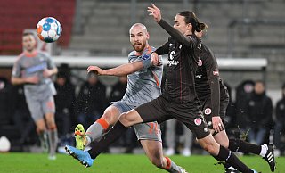 SCP-Akteur Jannis Heuer (l.) soll auf St. Pauli diesmal nicht als Stoßstürmer auflaufen. Pauli-Spieler Jackson Irvine wird nach dem Spiel wieder zu Fuß nach Hause gehen. - picture alliance SCP-Akteur Jannis Heuer (l.) soll auf St. Pauli diesmal nicht als Stoßstürmer auflaufen. Pauli-Spieler Jackson Irvine wird nach dem Spiel wieder zu Fuß nach Hause gehen. - picture alliance