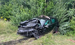 Der VW-Golf wurde in die Böschung geschleudert. - MT-Foto: Jan Henning Rogge Der VW-Golf wurde in die Böschung geschleudert. - MT-Foto: Jan Henning Rogge