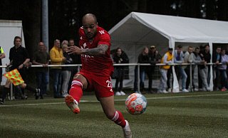 So kennt man ihn: David Odonkor schlägt aus vollem Lauf eine Flanke von der rechten Seite. Der gebürtige Bünder hat noch einmal die Fußballstiefel geschnürt und spielt nun für den ambitionieten Westfalenligisten TuS Bövinghausen. - Thomas Vogelsang So kennt man ihn: David Odonkor schlägt aus vollem Lauf eine Flanke von der rechten Seite. Der gebürtige Bünder hat noch einmal die Fußballstiefel geschnürt und spielt nun für den ambitionieten Westfalenligisten TuS Bövinghausen. - Thomas Vogelsang
