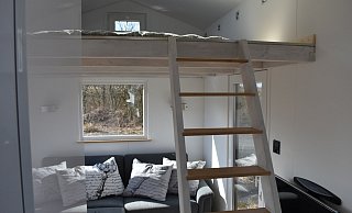 Blick aus der Küche: Über dem schicken Wohnbereich liegt die Treppe hinauf das Schlafloft. - Svenja Ludwig Blick aus der Küche: Über dem schicken Wohnbereich liegt die Treppe hinauf das Schlafloft. - Svenja Ludwig