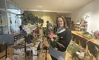 Daniela Walter mit Töchterchen Emma (1/2 Jahr) in ihrem Laden an der Radewiger Straße 19. Am Samstag, 27. Januar, schließt sie hier zum letzten die Türen zum Ausverkauf auf. Mit einem neuen, geschäftsunabhängigen Konzept möchte sie weiter für ihre Kundinnen und Kunden da sein - und verstärkt auch für ihre kleine Tochter. - Natalie Gottwald Daniela Walter mit Töchterchen Emma (1/2 Jahr) in ihrem Laden an der Radewiger Straße 19. Am Samstag, 27. Januar, schließt sie hier zum letzten die Türen zum Ausverkauf auf. Mit einem neuen, geschäftsunabhängigen Konzept möchte sie weiter für ihre Kundinnen und Kunden da sein - und verstärkt auch für ihre kleine Tochter. - Natalie Gottwald