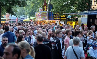 Dichtes Gedränge bei der Innenstadtfete. Sicherheitsauflagen haben den Aufbau der Stände und Buden komplizierter gemacht. - Thorsten Gödecker Dichtes Gedränge bei der Innenstadtfete. Sicherheitsauflagen haben den Aufbau der Stände und Buden komplizierter gemacht. - Thorsten Gödecker