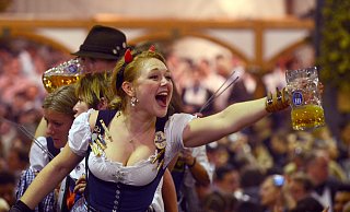 Dirndl, Lederhosen und Maßkrüge wird man auch in diesem Jahr auf dem Oktoberfest sehen. - Felix Hörhager Dirndl, Lederhosen und Maßkrüge wird man auch in diesem Jahr auf dem Oktoberfest sehen. - Felix Hörhager