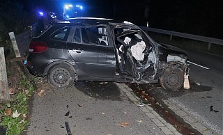 An dem Renault Clio entstand bei dem Unfall ein Totalschaden. - Polizei Höxter An dem Renault Clio entstand bei dem Unfall ein Totalschaden. - Polizei Höxter