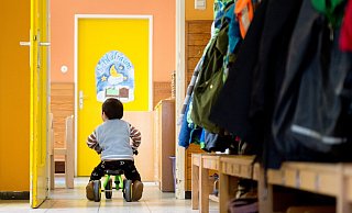 Der Personalmangel in den Kitas in Gütersloh führt inzwischen zu Einschränkungen im Betrieb. Konkret: Kitas machen nachmittags früher zu, manche sehen sich veranlasst, komplette Gruppen zu schließen. - Sebastian Kahnert/dpa Der Personalmangel in den Kitas in Gütersloh führt inzwischen zu Einschränkungen im Betrieb. Konkret: Kitas machen nachmittags früher zu, manche sehen sich veranlasst, komplette Gruppen zu schließen. - Sebastian Kahnert/dpa