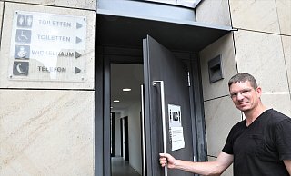Die öffentliche Toilette ist bis voraussichtlich kommende Woche geschlossen, Florian Stieneke erklärt, warum dort Bauarbeiten nötig waren und sind. - Simone Flörke Die öffentliche Toilette ist bis voraussichtlich kommende Woche geschlossen, Florian Stieneke erklärt, warum dort Bauarbeiten nötig waren und sind. - Simone Flörke
