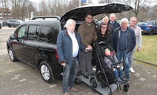 Der Verein Hövelstein Sozialfonds hat ein behindertengerechtes Auto für die Familie Frantz aus Schloß Neuhaus beschafft. Bei der Übergabe waren Hermann Josef Hüser (v. l.), Levente-Istvan Frantz mit seiner Frau Rut-Damaris Jeleriu und dem Sohn Lucas, sowie Michael Fortmeier, Christian Pollmeier, Reinhard Berenbrinker und Franz-Josef Kaimann dabei. - Uwe Müller Der Verein Hövelstein Sozialfonds hat ein behindertengerechtes Auto für die Familie Frantz aus Schloß Neuhaus beschafft. Bei der Übergabe waren Hermann Josef Hüser (v. l.), Levente-Istvan Frantz mit seiner Frau Rut-Damaris Jeleriu und dem Sohn Lucas, sowie Michael Fortmeier, Christian Pollmeier, Reinhard Berenbrinker und Franz-Josef Kaimann dabei. - Uwe Müller
