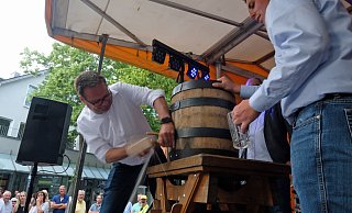 O’zapft is: Das allerdings dauerte, denn Bürgermeister Lars Bürgermeister brauchte 29 Schläge bis das Bier ordentlich floss. - Thorsten Gödecker O’zapft is: Das allerdings dauerte, denn Bürgermeister Lars Bürgermeister brauchte 29 Schläge bis das Bier ordentlich floss. - Thorsten Gödecker