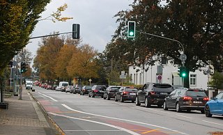 Auf einem Stück der Bielefelder Straße wird die Fahrbahn ausgebessert. Das sorgt für Staus. - Susanne Barth Auf einem Stück der Bielefelder Straße wird die Fahrbahn ausgebessert. Das sorgt für Staus. - Susanne Barth