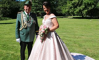 1079 Tage nach dem Königsschuss konnte das Schöninger Königspaar Meinolf und Marita Börger endlich die festliche Parade durch „ihr“ Dorf genießen. - Schützen Schöning 1079 Tage nach dem Königsschuss konnte das Schöninger Königspaar Meinolf und Marita Börger endlich die festliche Parade durch „ihr“ Dorf genießen. - Schützen Schöning