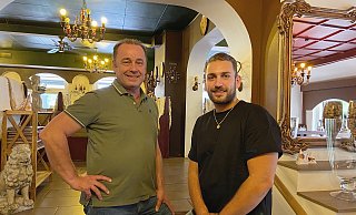 Zwei Generationen Karachatzis kümmern sich um das wohl der Gäste im Restaurant Irodion. Von links: Inhaber und Küchenchef Symeon Karachatzis neben seinem Sohn Stavros. - Copyright 2023 Wencke Meckenstock . All rights reserved. Zwei Generationen Karachatzis kümmern sich um das wohl der Gäste im Restaurant Irodion. Von links: Inhaber und Küchenchef Symeon Karachatzis neben seinem Sohn Stavros. - Copyright 2023 Wencke Meckenstock . All rights reserved.