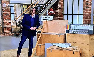 Die Händler waren beim Anblick des Schätzchens, das der Gütersloher Bürgermeister Norbert Morkes bei "Bares für Rares" dabei hatte, verblüfft, aber auch verwirrt. - Screenshot/Wolfgang Wotke Die Händler waren beim Anblick des Schätzchens, das der Gütersloher Bürgermeister Norbert Morkes bei "Bares für Rares" dabei hatte, verblüfft, aber auch verwirrt. - Screenshot/Wolfgang Wotke