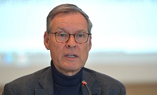 „Überhöhte Geschwindigkeit ist weiter eine der Hauptunfallursachen. Eine flächendeckende Überwachung halten Fachkreise daher für unausweichlich“, betont Landrat Sven-Georg Adenauer. „Überhöhte Geschwindigkeit ist weiter eine der Hauptunfallursachen. Eine flächendeckende Überwachung halten Fachkreise daher für unausweichlich“, betont Landrat Sven-Georg Adenauer.