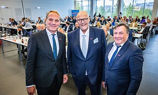 Das Präsidium der Handwerkskammer OWL: Präsident Peter Eul (M.) mit den Vizepräsidenten Heiner Dresrüsse (l.) und Ralf Noltemeyer. - Sarah Jonek Fotografie Das Präsidium der Handwerkskammer OWL: Präsident Peter Eul (M.) mit den Vizepräsidenten Heiner Dresrüsse (l.) und Ralf Noltemeyer. - Sarah Jonek Fotografie