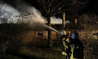 Dichter Rauch drang aus dem Dach des Stalls. Die Feuerwehr bekämpfte die Flammen von mehreren Seiten. - Joern Spreen-Ledebur Dichter Rauch drang aus dem Dach des Stalls. Die Feuerwehr bekämpfte die Flammen von mehreren Seiten. - Joern Spreen-Ledebur