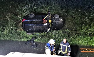 Der BMW landete nach dem Überschlagen im Graben neben der Autobahn. - FFW Warburg Der BMW landete nach dem Überschlagen im Graben neben der Autobahn. - FFW Warburg
