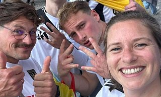Ein Selfie geht um die Welt: Als Carolin Knurr (geborene Bastemeier) mit ihrem Mann Max und weiteren Freunden das Foto mit dem gefundenen Handy schießt, ahnt sie nicht, was das auslösen könnte. Jetzt ist es allein bei Twitter fünf Millionen mal angesehen worden. Foto: - Carolin Knurr Ein Selfie geht um die Welt: Als Carolin Knurr (geborene Bastemeier) mit ihrem Mann Max und weiteren Freunden das Foto mit dem gefundenen Handy schießt, ahnt sie nicht, was das auslösen könnte. Jetzt ist es allein bei Twitter fünf Millionen mal angesehen worden. Foto: - Carolin Knurr
