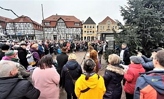 Der größte Chor von Warburg sang Weihnachtslieder auf dem Neustadt-Marktplatz - Simone Flörke Der größte Chor von Warburg sang Weihnachtslieder auf dem Neustadt-Marktplatz - Simone Flörke
