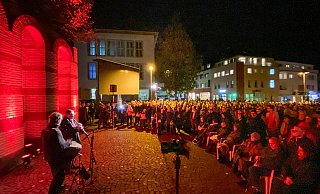 Rund 500 Menschen beteiligen sich an der Gedenkveranstaltung anlässlich des Novemberpogroms von 1938. - Niklas Tüns Rund 500 Menschen beteiligen sich an der Gedenkveranstaltung anlässlich des Novemberpogroms von 1938. - Niklas Tüns