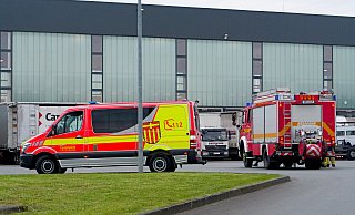 Einsatzkräfte der Feuerwehr Paderborn und der ehrenamtlichen Einheit Wewer löschten am Freitagmorgen einen Containerbrand auf dem Betriebsgelände der Spedition Hartmann. - Ralph Meyer Einsatzkräfte der Feuerwehr Paderborn und der ehrenamtlichen Einheit Wewer löschten am Freitagmorgen einen Containerbrand auf dem Betriebsgelände der Spedition Hartmann. - Ralph Meyer