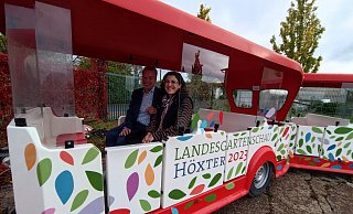Bad Lippspringes Bürgermeister Ulrich Lange und Rehana Rühmann, Geschäftsführerin der Gartenschau Bad Lippspringe, geben die beliebte Bimmelbahn nur schweren Herzens her, sind aber auf der Suche für ein kleineres Ersatzfahrzeug. - Gartenschau Höxter Bad Lippspringes Bürgermeister Ulrich Lange und Rehana Rühmann, Geschäftsführerin der Gartenschau Bad Lippspringe, geben die beliebte Bimmelbahn nur schweren Herzens her, sind aber auf der Suche für ein kleineres Ersatzfahrzeug. - Gartenschau Höxter