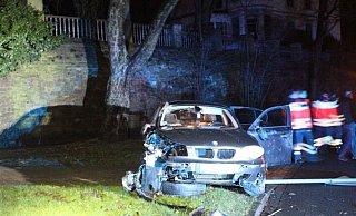 Der BMW prallte gegen einen mehrere Hundert Kilo schweren Kilometerstein. - Polizei Minden-Lübbecke Der BMW prallte gegen einen mehrere Hundert Kilo schweren Kilometerstein. - Polizei Minden-Lübbecke