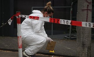 Die Expertin der Spurensicherung bei der Arbeit vor der Disco. - Claus Frickemeier Die Expertin der Spurensicherung bei der Arbeit vor der Disco. - Claus Frickemeier