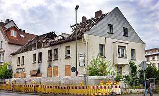 Die Brandruine bleibt – und auch die Sperrung von Gehweg und Radweg wird bis auf Weiteres bestehen bleiben. - Barbara Franke Die Brandruine bleibt – und auch die Sperrung von Gehweg und Radweg wird bis auf Weiteres bestehen bleiben. - Barbara Franke