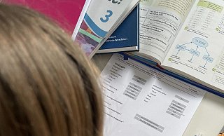 Kinder und Eltern haben gespannt auf ihres Halbjahreszeugnisse gewartet. - Stefan Boscher Kinder und Eltern haben gespannt auf ihres Halbjahreszeugnisse gewartet. - Stefan Boscher