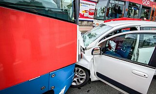 Beim Abbiegen kam es zur Kollision zwischen der tonnenschweren Bahn und einem Pkw. - Symbolfoto: Mike-Dennis Müller Beim Abbiegen kam es zur Kollision zwischen der tonnenschweren Bahn und einem Pkw. - Symbolfoto: Mike-Dennis Müller