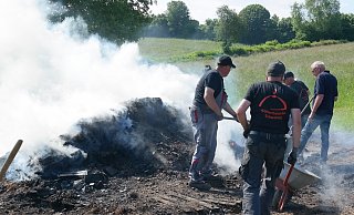 Die Köhlerfreunde Schwaney bei Öffnen des Meilers, in dem 27 Festmeter Buche aufgeschichtet waren. - Köhlerfreunde Die Köhlerfreunde Schwaney bei Öffnen des Meilers, in dem 27 Festmeter Buche aufgeschichtet waren. - Köhlerfreunde