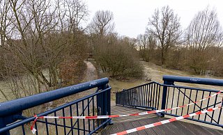 Am Zusammenfluss von Lippe und Alme in Schloß Neuhaus ist ein Weg für Spaziergänger gesperrt. - Niklas Tüns Am Zusammenfluss von Lippe und Alme in Schloß Neuhaus ist ein Weg für Spaziergänger gesperrt. - Niklas Tüns