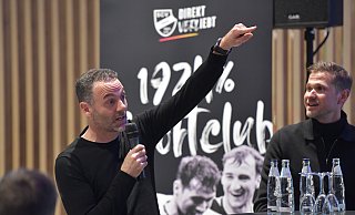 Alexander Ende (l.) war beim Sponsorenabend des SC Verl gut aufgelegt und wusste die eine oder andere Anekdote über Ansgar Brinkmann beizusteuern. - Jens Dünhölter Alexander Ende (l.) war beim Sponsorenabend des SC Verl gut aufgelegt und wusste die eine oder andere Anekdote über Ansgar Brinkmann beizusteuern. - Jens Dünhölter