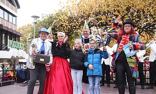 Vom neuen Kinderprinzenpaar Jannes Helmes und Noelia-Dana Pécenkovic über Prinz Karsten Husemann und Prinzessin Wilma Thorenmeier bis hin zu Gerd Jarosch sind alle bestens gestimmt. - Madita Schellenberg Vom neuen Kinderprinzenpaar Jannes Helmes und Noelia-Dana Pécenkovic über Prinz Karsten Husemann und Prinzessin Wilma Thorenmeier bis hin zu Gerd Jarosch sind alle bestens gestimmt. - Madita Schellenberg