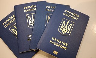 Vier Reisepässe von Geflüchteten aus der Ukraine liegen auf einem Tisch. - picture alliance/dpa/dpa-Zentralbild Vier Reisepässe von Geflüchteten aus der Ukraine liegen auf einem Tisch. - picture alliance/dpa/dpa-Zentralbild