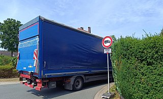 Dieser Lkw ignoriert das Durchfahrtsverbot von der Osnabrücker Straße in die Friedrich-List-Straße in Bünde. - Sven Hauhart Dieser Lkw ignoriert das Durchfahrtsverbot von der Osnabrücker Straße in die Friedrich-List-Straße in Bünde. - Sven Hauhart