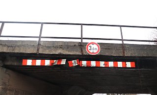 Die Brücke in Lüchtringen wurde bei dem Unfall beschädigt. - Polizei Die Brücke in Lüchtringen wurde bei dem Unfall beschädigt. - Polizei