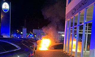Beim Eintreffen der Feuerwehr stand das Auto bereits in hellen Flammen. - Charlotte Mahncke Beim Eintreffen der Feuerwehr stand das Auto bereits in hellen Flammen. - Charlotte Mahncke
