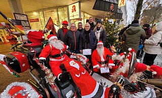 Reinhard Rokitta, Dietmar Zentner, Martin Lohrie, Siegfried Rother, Christoph Rodermund, Jessica Sturhahn und Weihnachtsmann "Santa Jonny" freuen sich auf das Christbaum-Schmucking. - Florian Weyand Reinhard Rokitta, Dietmar Zentner, Martin Lohrie, Siegfried Rother, Christoph Rodermund, Jessica Sturhahn und Weihnachtsmann "Santa Jonny" freuen sich auf das Christbaum-Schmucking. - Florian Weyand